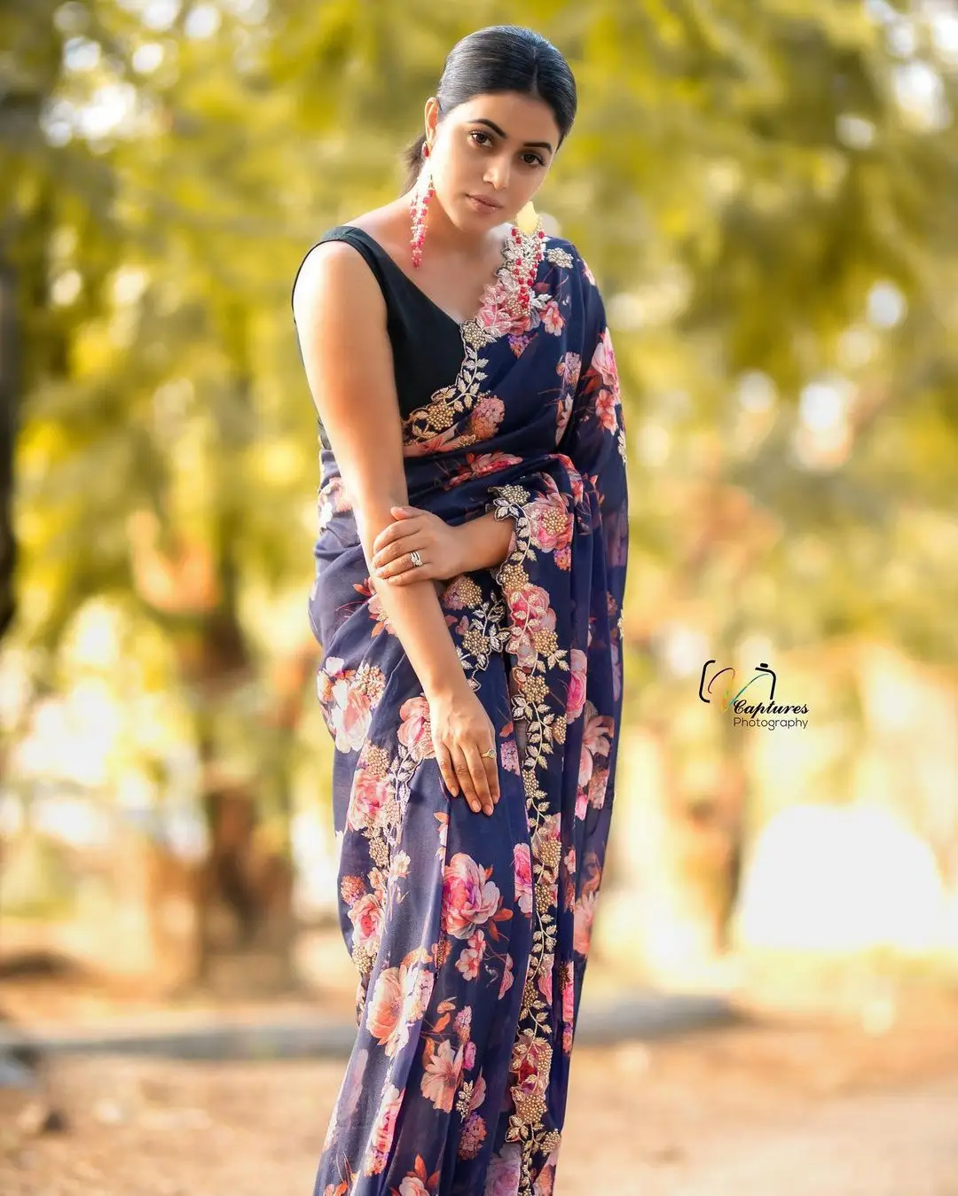 Shamna Kasim Mesmerizing Looks In Beautiful Blue Saree Sleeveless Blouse